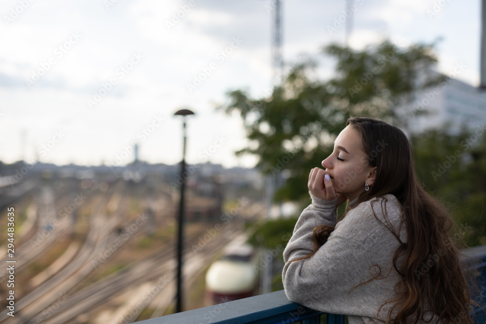 Frau in der Stadt Berlin beim Spazieren Frau in der Stadt Berlin beim Spazieren