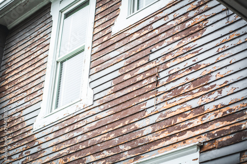 Φωτογραφία Weathered Home With Chipped Paint
