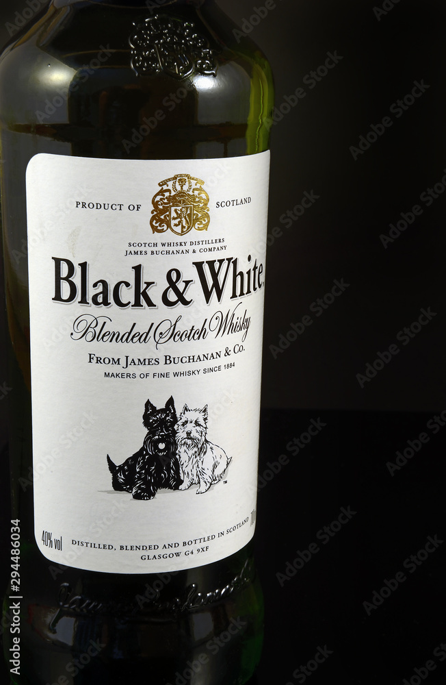 Black & White is a blended Scotch whisky. It was originally produced by the  London-based James Buchanan & Co Ltd. Whisky Black and White - illustrative  editorial foto de Stock | Adobe