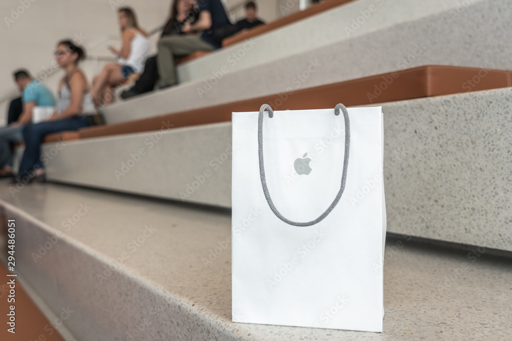 Aventura Florida USA September 20 2019 Apple white paper bag with brand logo in store interior. Electronics product purchase Stock Foto Adobe Stock