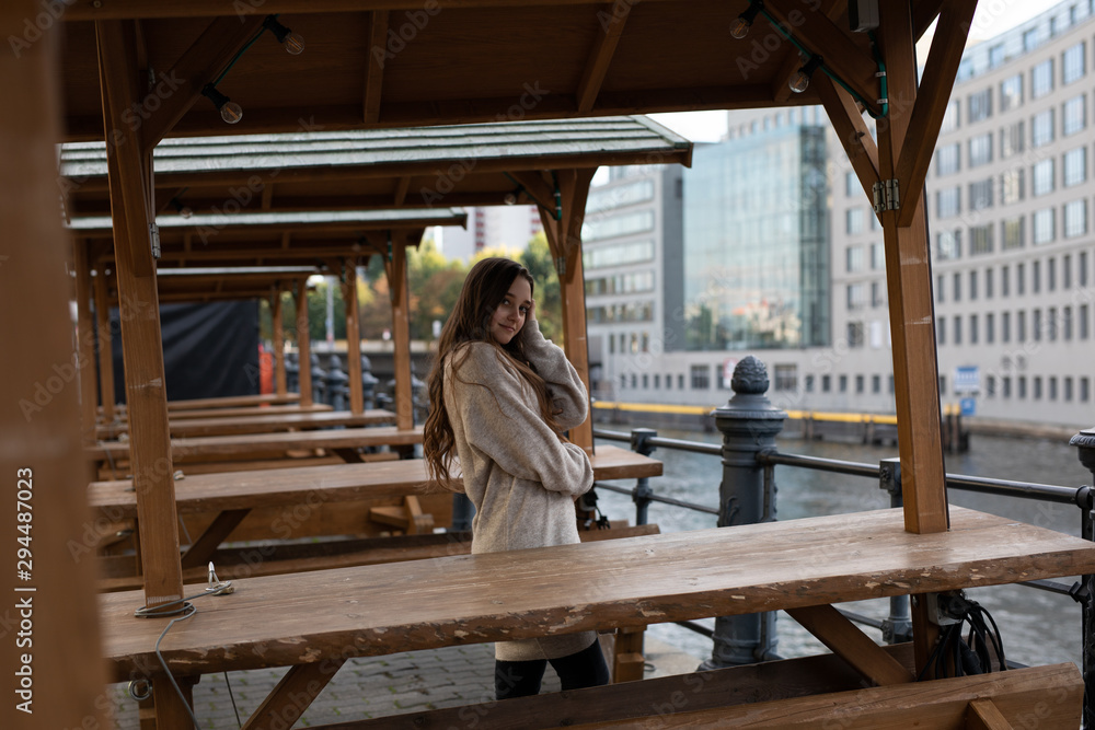 Frau in der Stadt Berlin beim Spazieren Frau in der Stadt Berlin beim Spazieren