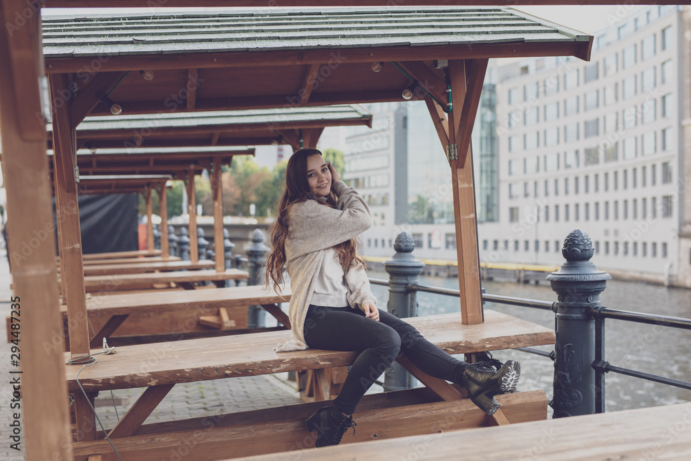 Frau in der Stadt Berlin beim Spazieren