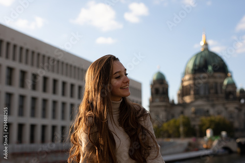 Frau in der Stadt Berlin beim Spazieren