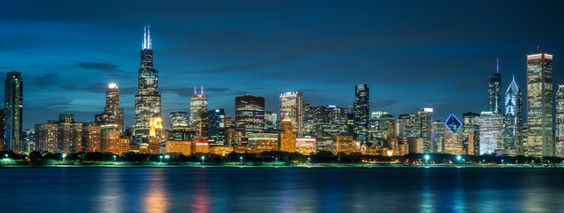 Fotobehang Chicago Verlichte Chicago skyline in nachtelijk uur  © Frédéric Prochasson