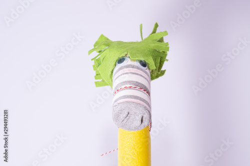 Ein gebasteltes Pferd aus Schwimmnudel und Socke photo