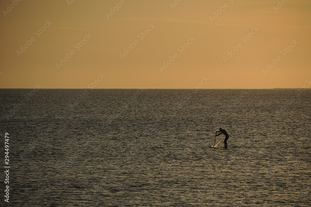 スタンドアップパドルサーフィン　夕暮れの海