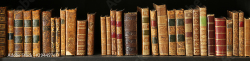 Foto old books on wooden shelf