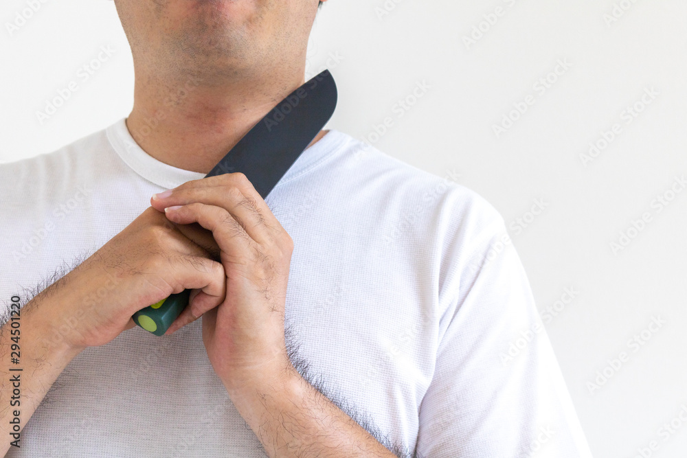 包丁を自分の首に刺している男性 Stock 写真 Adobe Stock 包丁を自分の首に刺している男性 Stock 写真 Adobe Stock