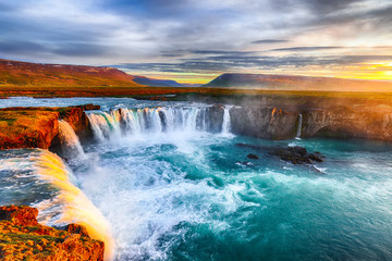 Wandcirkels Watervallen Krachtige Godafoss waterval bij dageraad  © pilat666