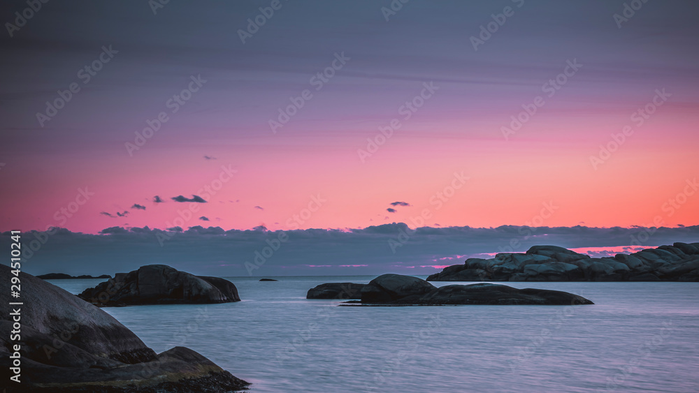 Punkt widokowy Verdens Ende, na wyspie Tjome, widok na cieśninę Skagerrak w nocy Punkt widokowy Verdens Ende, na wyspie Tjome, widok na cieśninę Skagerrak w nocy