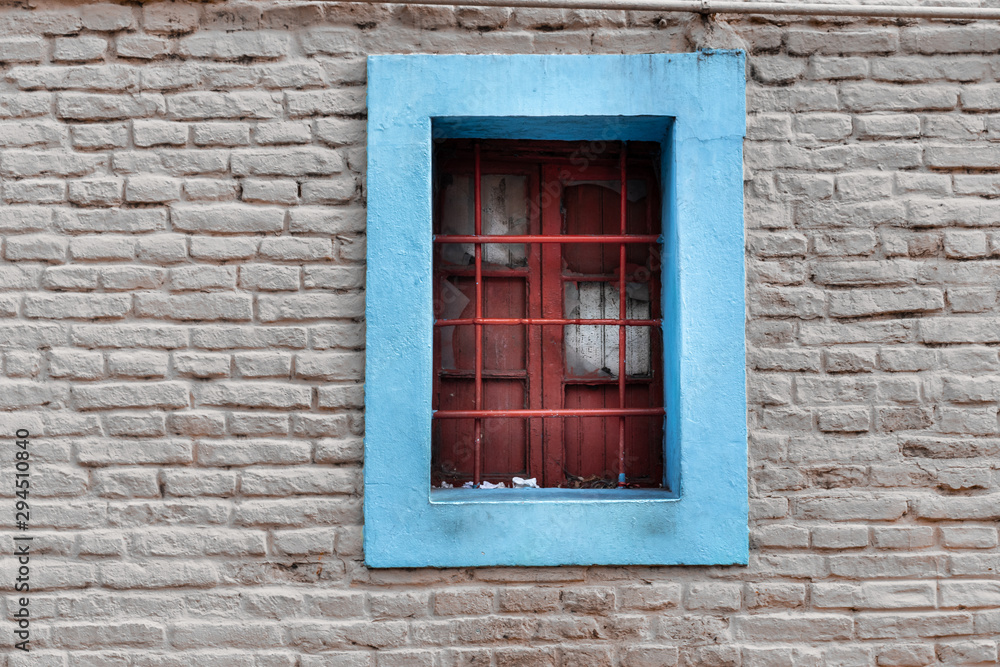 janela em parede de tijolos