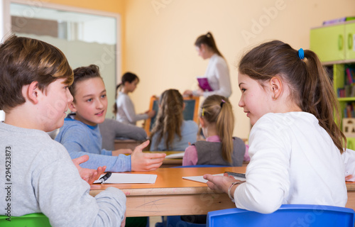 Fotografija Pupils chattering at lesson