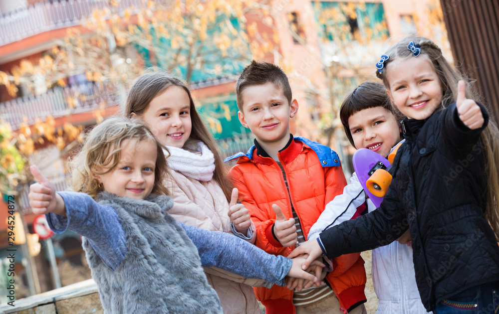 Fototapeta premium Children holding hands and giving friendship vow
