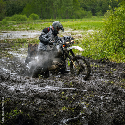 Foto The cyclist overcomes a very dirty road. Russian fun holiday.
