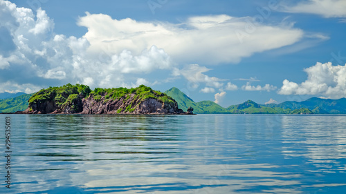 Foto Green hills of the azure blue sea