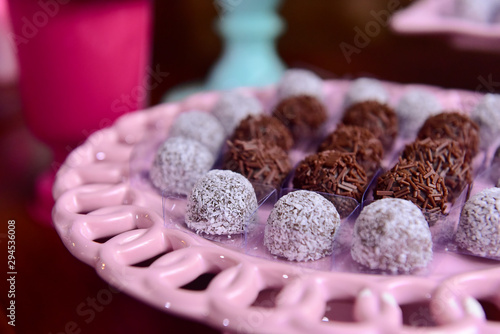 Foto candy table, party candy, chocolate truffles, brigadeiro, chocolate sprinkles,