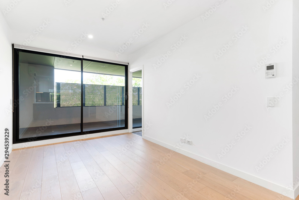 Obraz premium Empty and unfurnished brand new apartment