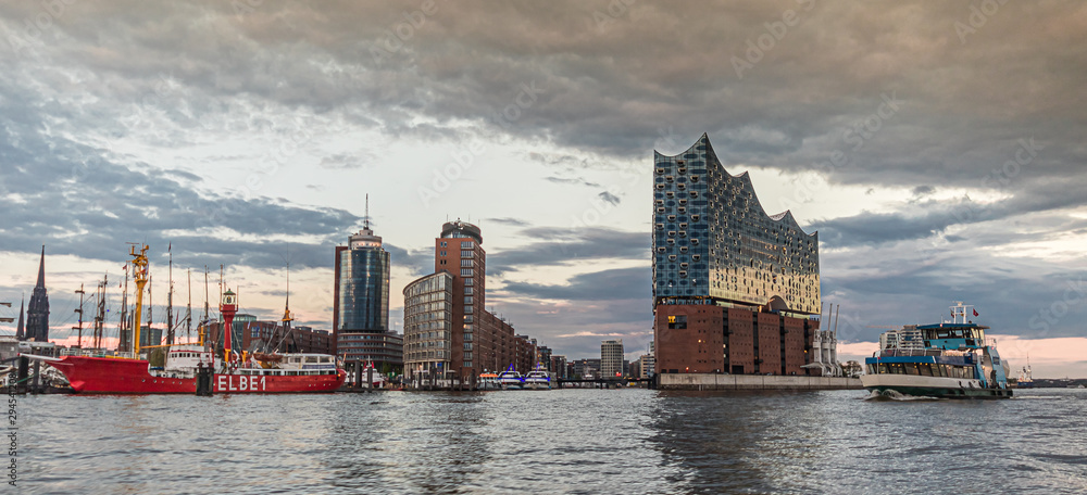 Fototapeta premium Hafen Hamburg mit Elbphilharmonie