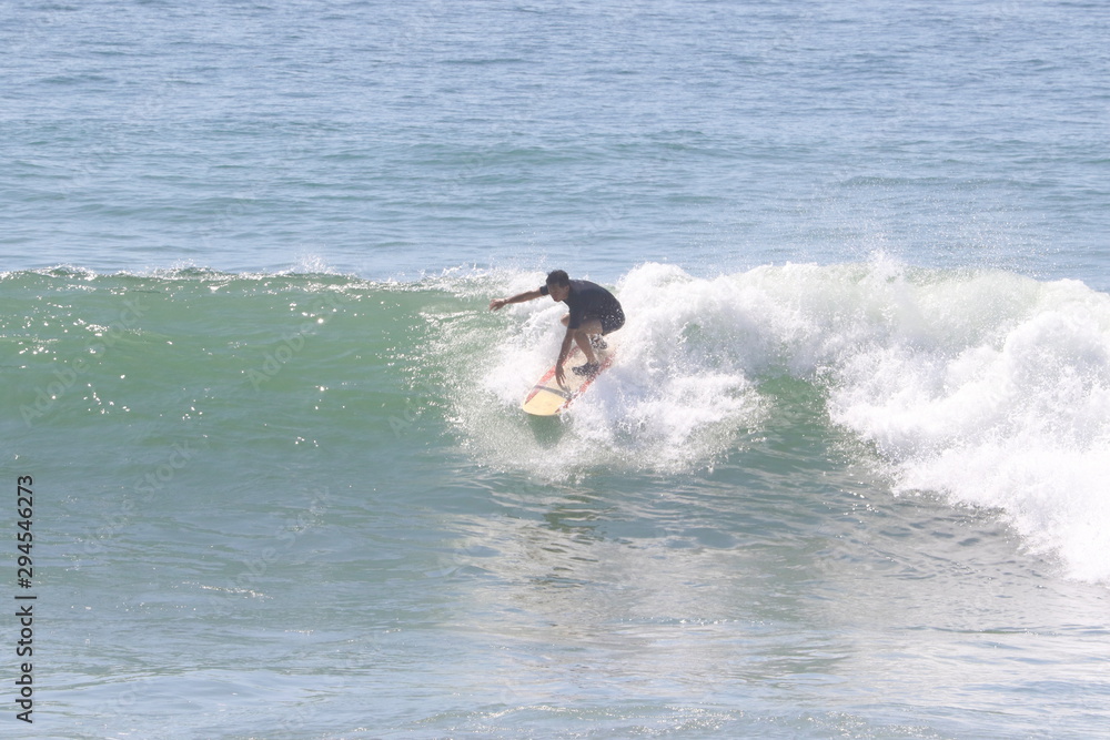 サーフィンする日本人男性