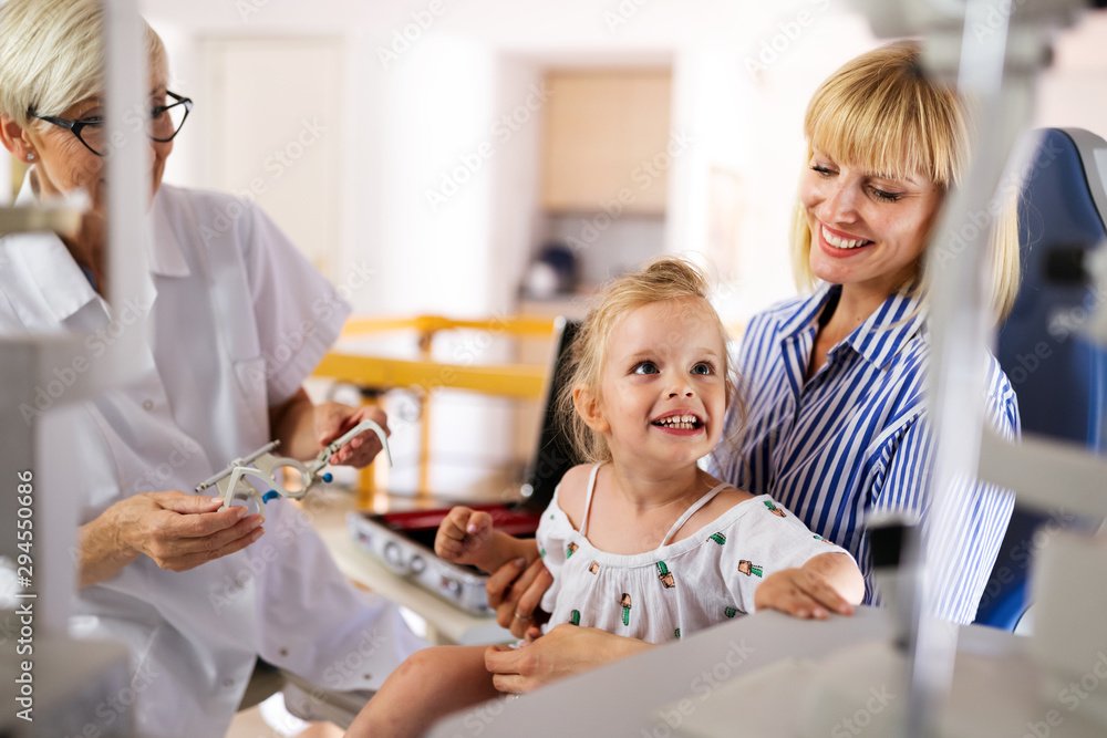 Obraz premium Ophthalmologist, optometrist checking child vision looking for problems and caring for eye