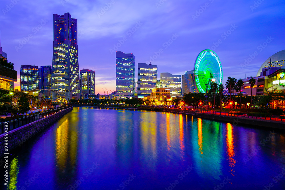 Naklejka premium 横浜の都市風景と観覧車 神奈川県