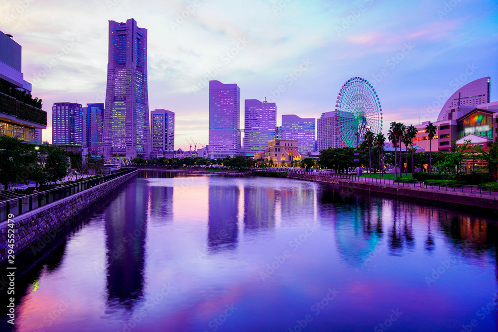 Naklejka premium 横浜の都市風景と観覧車 神奈川県