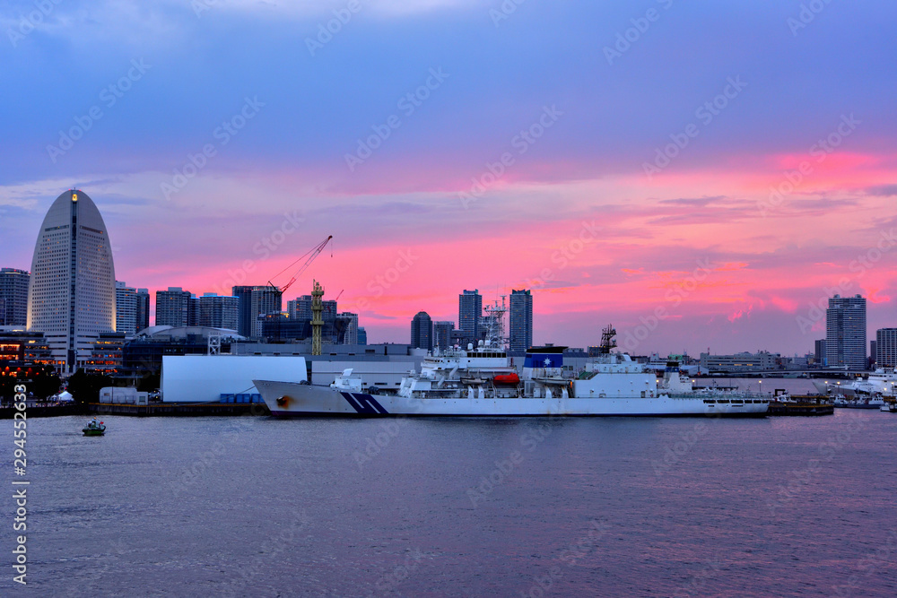 夕焼けの横浜大桟橋からの景色