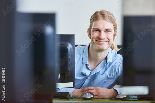 Student als Programmierer am Computer photo