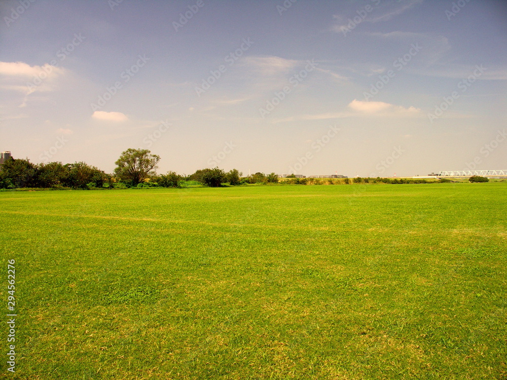Obraz premium 秋のサッカー場のある江戸川河川敷風景