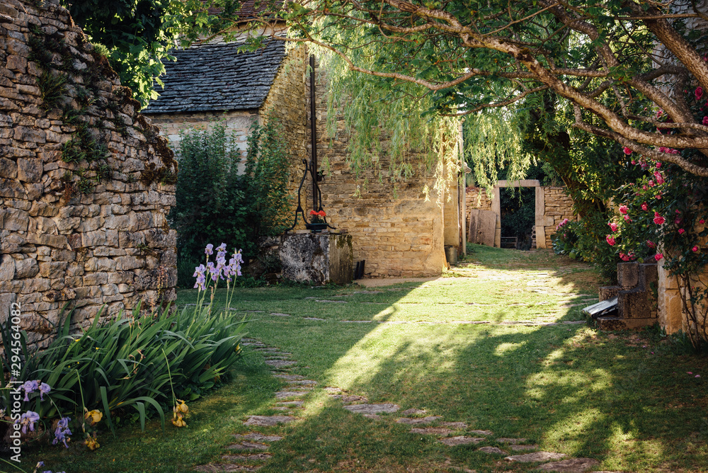 jardin romantique et vieille maison en pierre