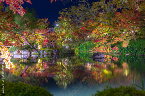 日本の秋の風景、もみじと色づき始めた山々 © ryosho