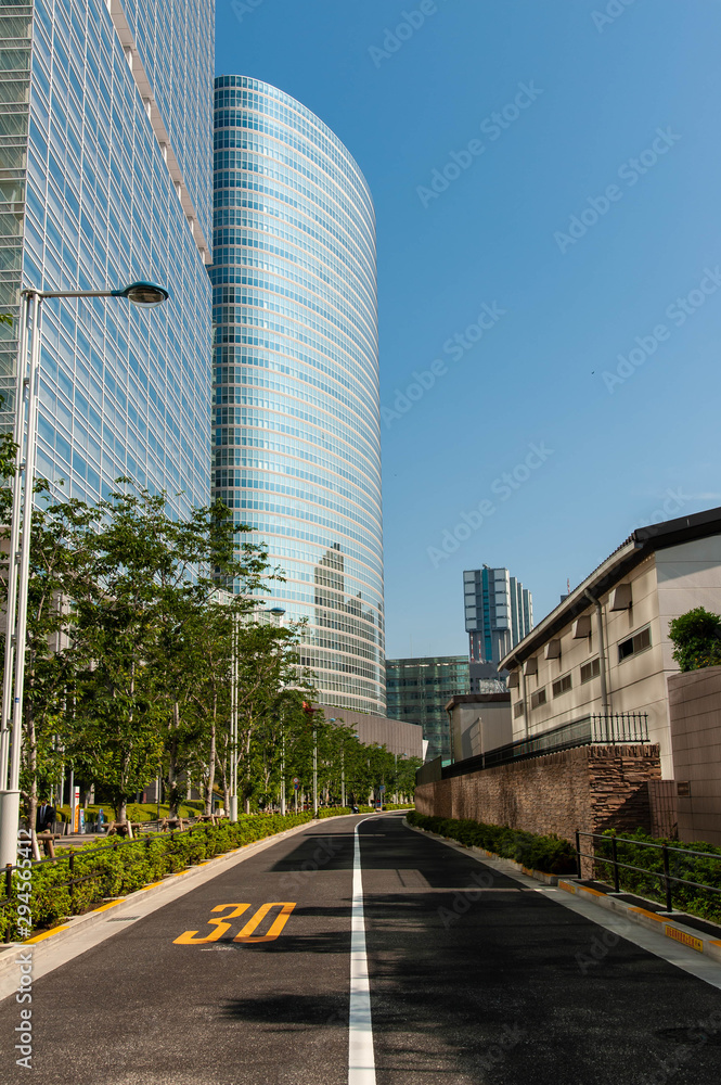 青空と高層ビルと舗装道路