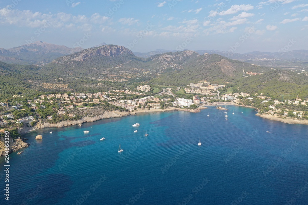 Fototapeta premium Wspaniałe zdjęcia lotnicze Camp de Mar, Majorka, luksusowe miejsca.