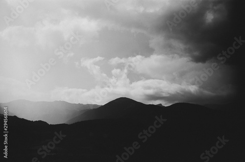 Paisaje de película en blanco y negro photo