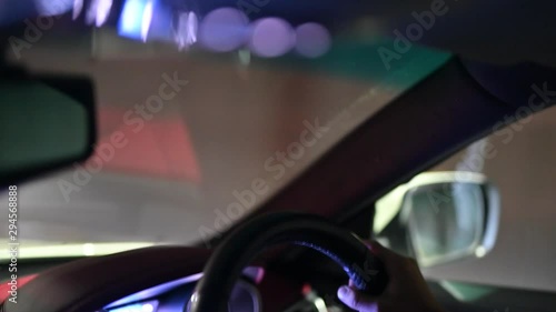 夜道のカラフルな運転のタイムラプス