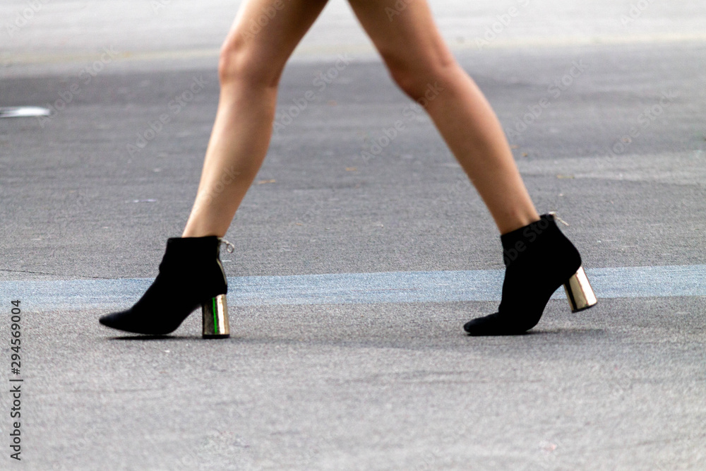 Piernas de mujer caminando en la calle Piernas de mujer caminando en la calle