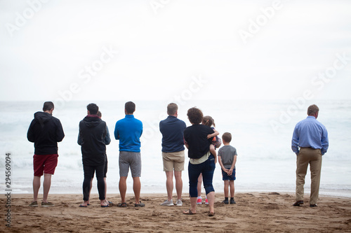 Grupo de gente contemplando el mar