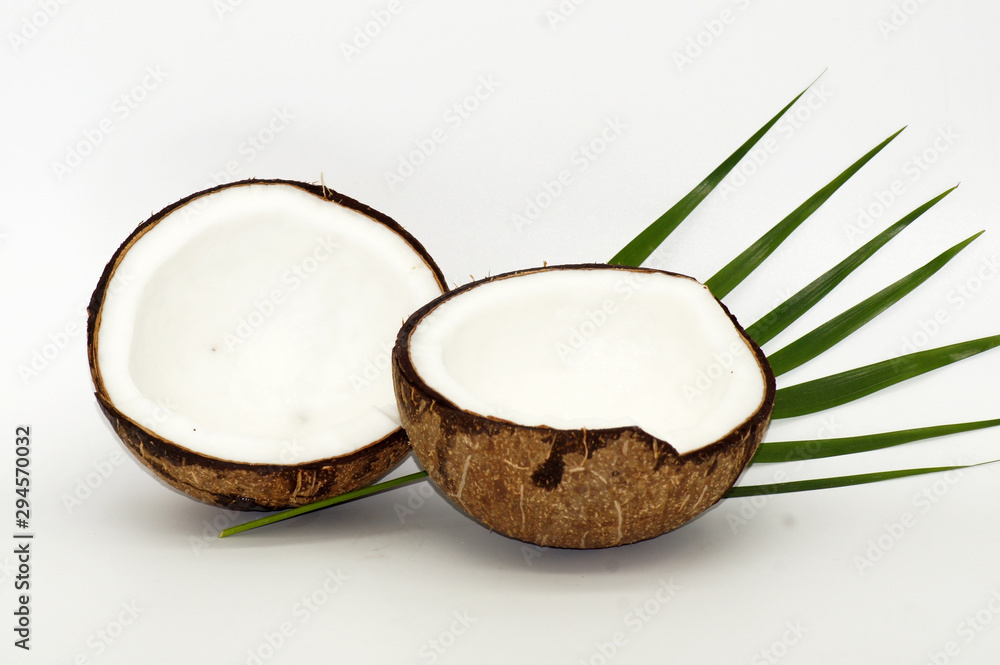 Geöffnete Kokosnuss freigestellt auf weißem Hintergrund Geöffnete Kokosnuss freigestellt auf weißem Hintergrund