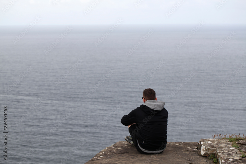 Fototapeta premium Hombre solitario contemplando el mar