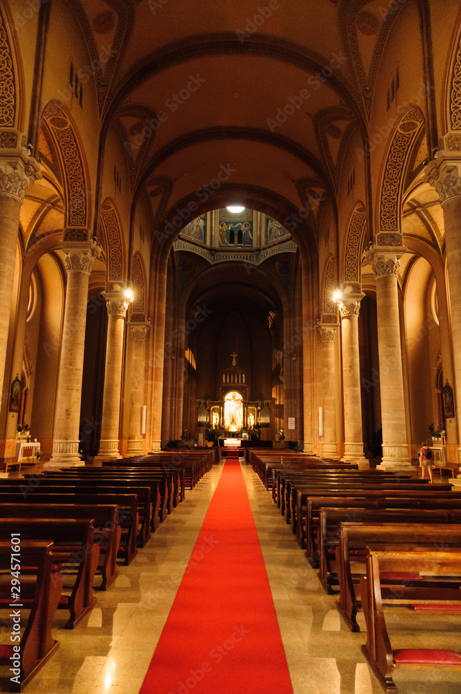 Interno di chiesa cattolica in Italia