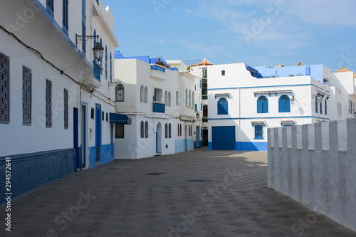 Cuadro en lienzo Old street  in the medina of Asilah near the rampart