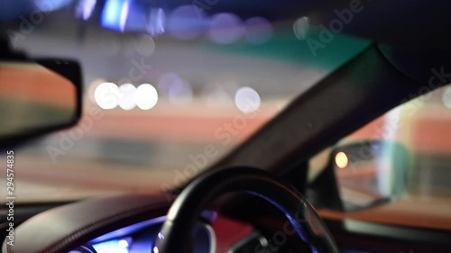 ライトに照らされるドライブの風景