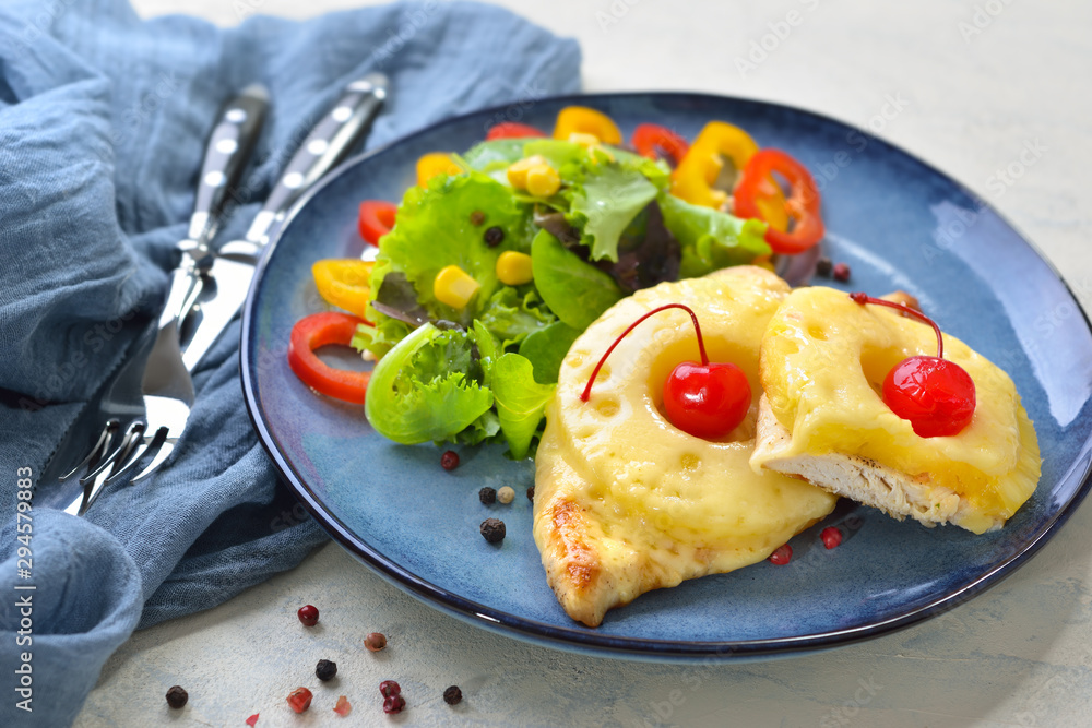 Hähnchenschnitzel Hawaii mit Ananas und Käse im Ofen überbacken, mit gemischtem Salat serviert – Sweet baked chicken escalope with pineapple slices and cheese, served with mixed salad Hähnchenschnitzel Hawaii mit Ananas und Käse im Ofen überbacken, mit gemischtem Salat serviert – Sweet baked chicken escalope with pineapple slices and cheese, served with mixed salad