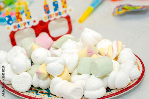 I marshmallow possono essere preparati secondo una varietà di modi: i più noti sono la cottura sul fuoco per essere mangiati da soli