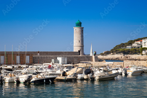  The lighthouse at the marina of Cassis, Bouches-du-Rhone, Provence-Alpes-Cote d'Azur, southern France, France, Europe