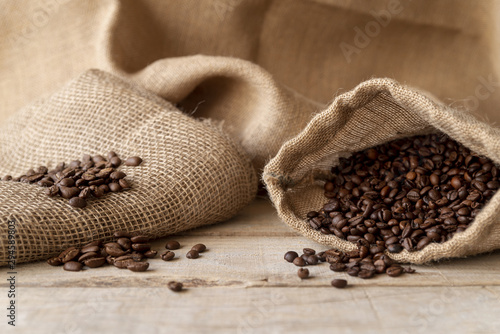 Coffee beans in burlap sack front view © Freepik