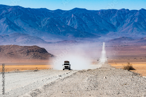 Voiture dur la route en Namibie, Afrique