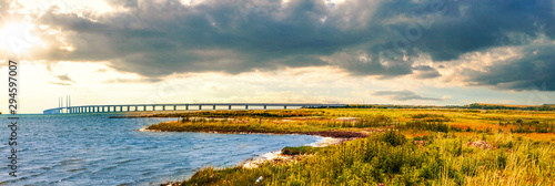 Naturlandschaft und Öresundbrücke in Fasterbo, Schweden