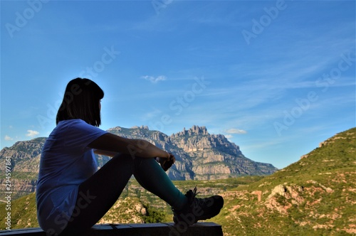 Montserrat observada por una chica sentada