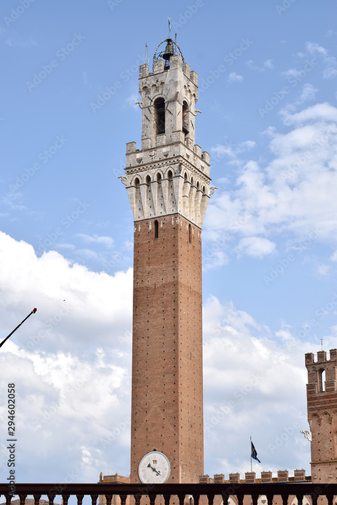 Torre de Mangia, antiguo campanario medieval en Siena Italia